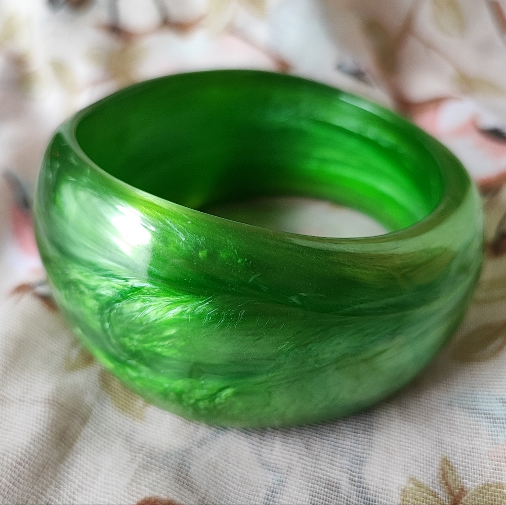 Massive Kelly Green Lucite Cuff Bangle Bracelet Vintage Mint Condition HOST PICK - Picture 9 of 9